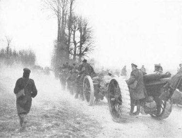 A Heavy Battery of the RGA tows its 60 pounder guns along the roads of northern France, World War 1 | The Long, Long Trail (The British Army in the Great War 1914-1918)