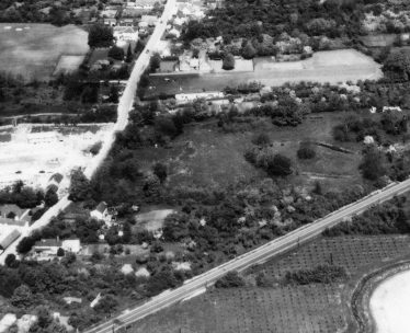 Aerial photograph taken on 23rd May 1962. The shape of Flambards moat is clearly visible. Detail from AEK4. | Original image held by Cambridge University Collection of Aerial Photography