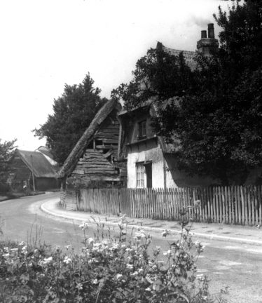 Sheene Farm Cottages and farm buildings ~1930 | Cambridge Antiquarian Society Lantern Slide