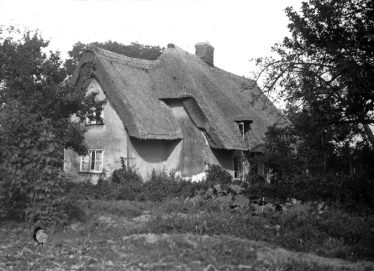 Sheene Farm Cottage, now Orchard Cottage, in 1931 | Cambridge Antiquarian Society Lantern Slide