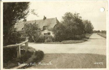 c. 1925 - Cottages (4) known as Donkey Hall, situated near crossroads at Kneesworth & Whaddon Road, Meldreth prior to demolition. c. 1925 - Cottages (4) known as Donkey Hall, situated near crossroads at Kneesworth & Whaddon Road, Meldreth prior to demolition. | Bell's postcard supplied by Ann Handscombe
