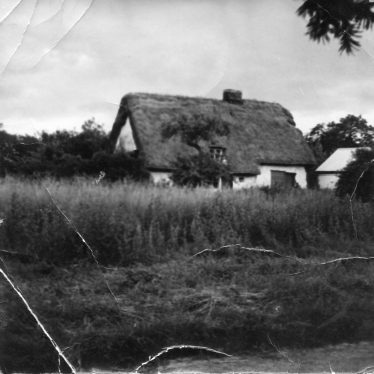 The old thatched cottage pictured ~1930 standing in the area now occupied by no 13, Chiswick End. | Lydia Leggett