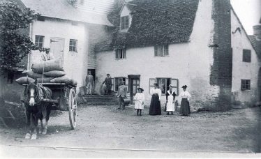 From left to right, John Read (on cart), Johnnie Rayner, Herbert Peters, George Peters, Ethel Peters, Maria Peters, Maud Flack (maid), Mrs Dunkin (Maria's sister), c. 1890 | Photograph supplied by Mary Course