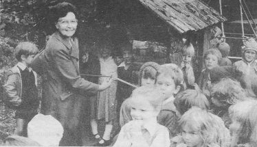 Mrs Thompson presenting te log cabin to the children | Photograph courtesy of Joyce Thompson